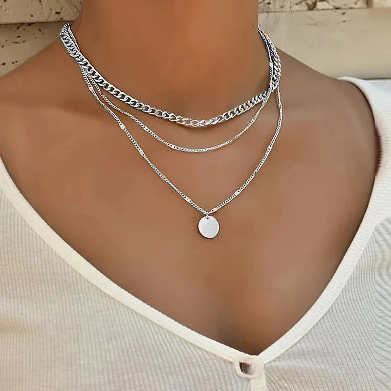 Varios collares delicados
