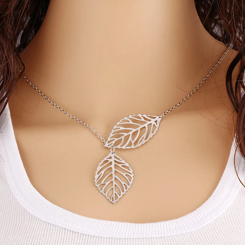 Varios collares delicados 