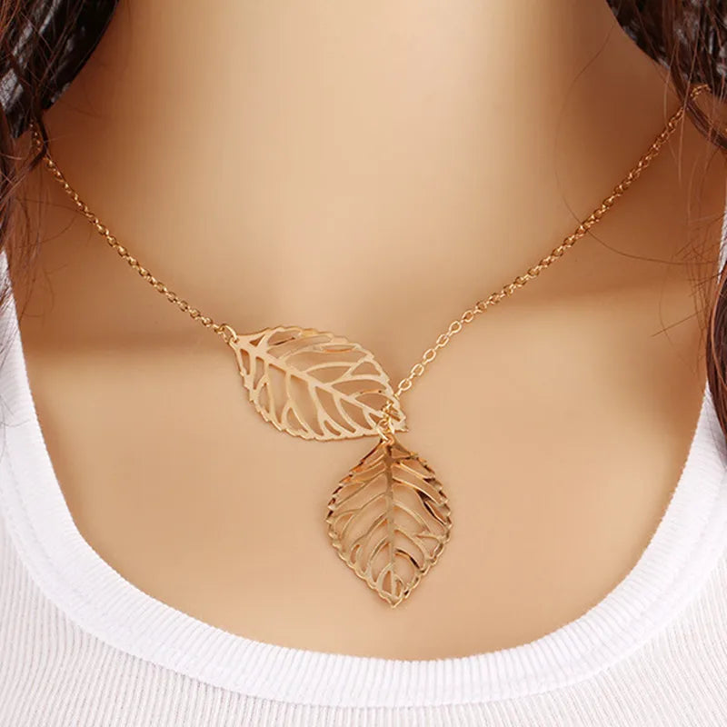 Varios collares delicados 