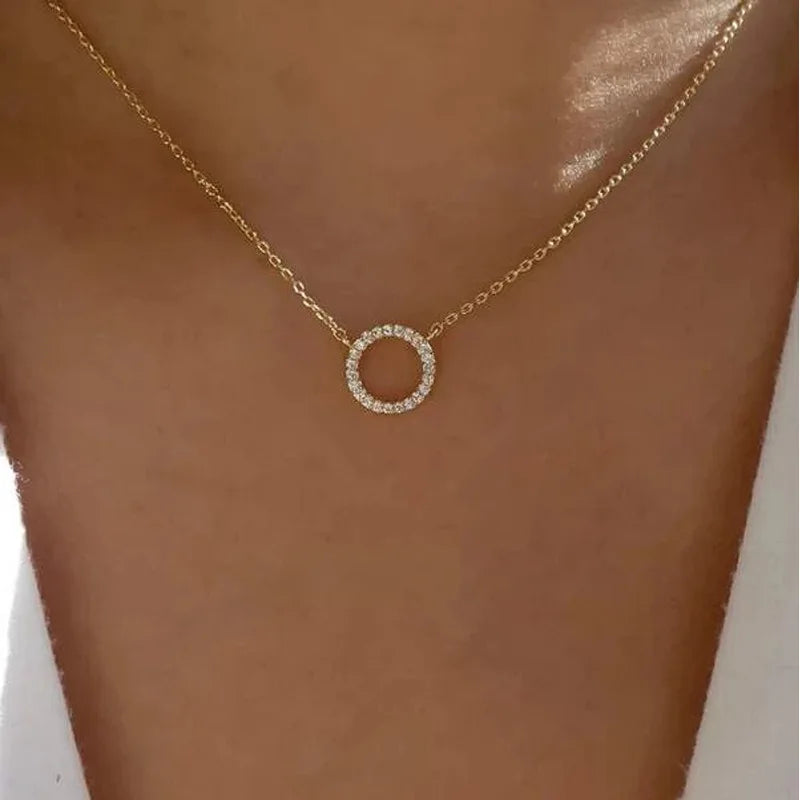 Varios collares delicados 