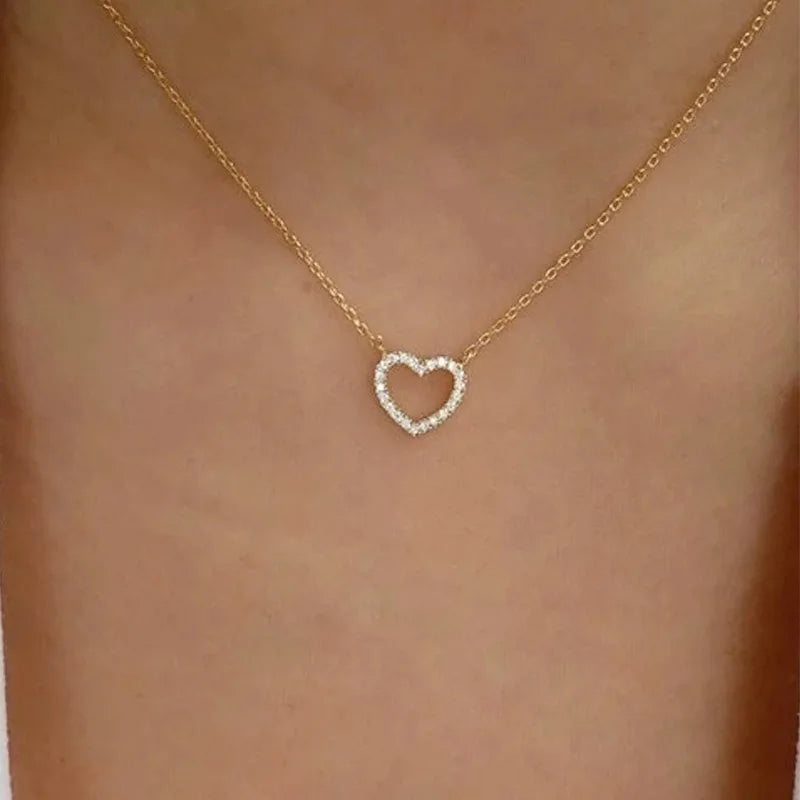 Varios collares delicados 