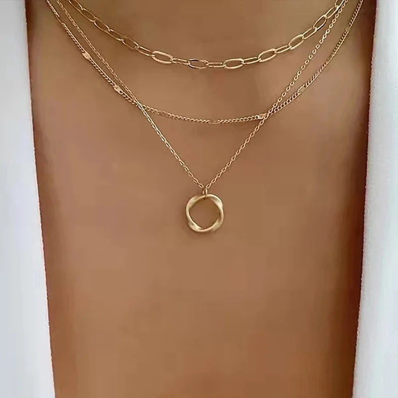 Varios collares delicados 